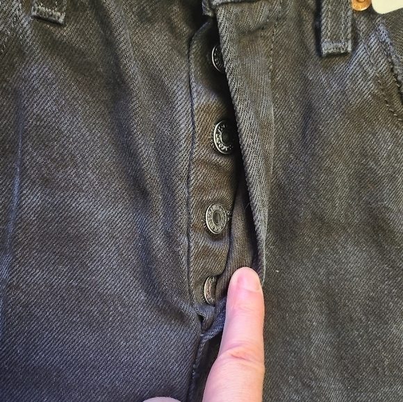 LEVI'S DISTRESSED BUTTON FLY BERMUDA BLACK SHORTS  SIZE 27 - Picture 3 of 9